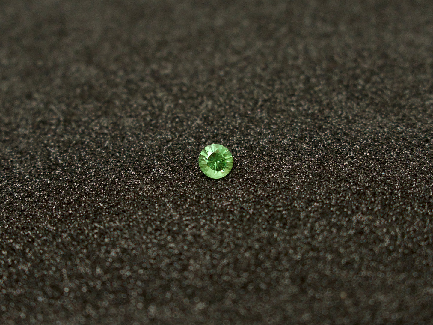 Tsavorite 6,8 rund 1,39 ct