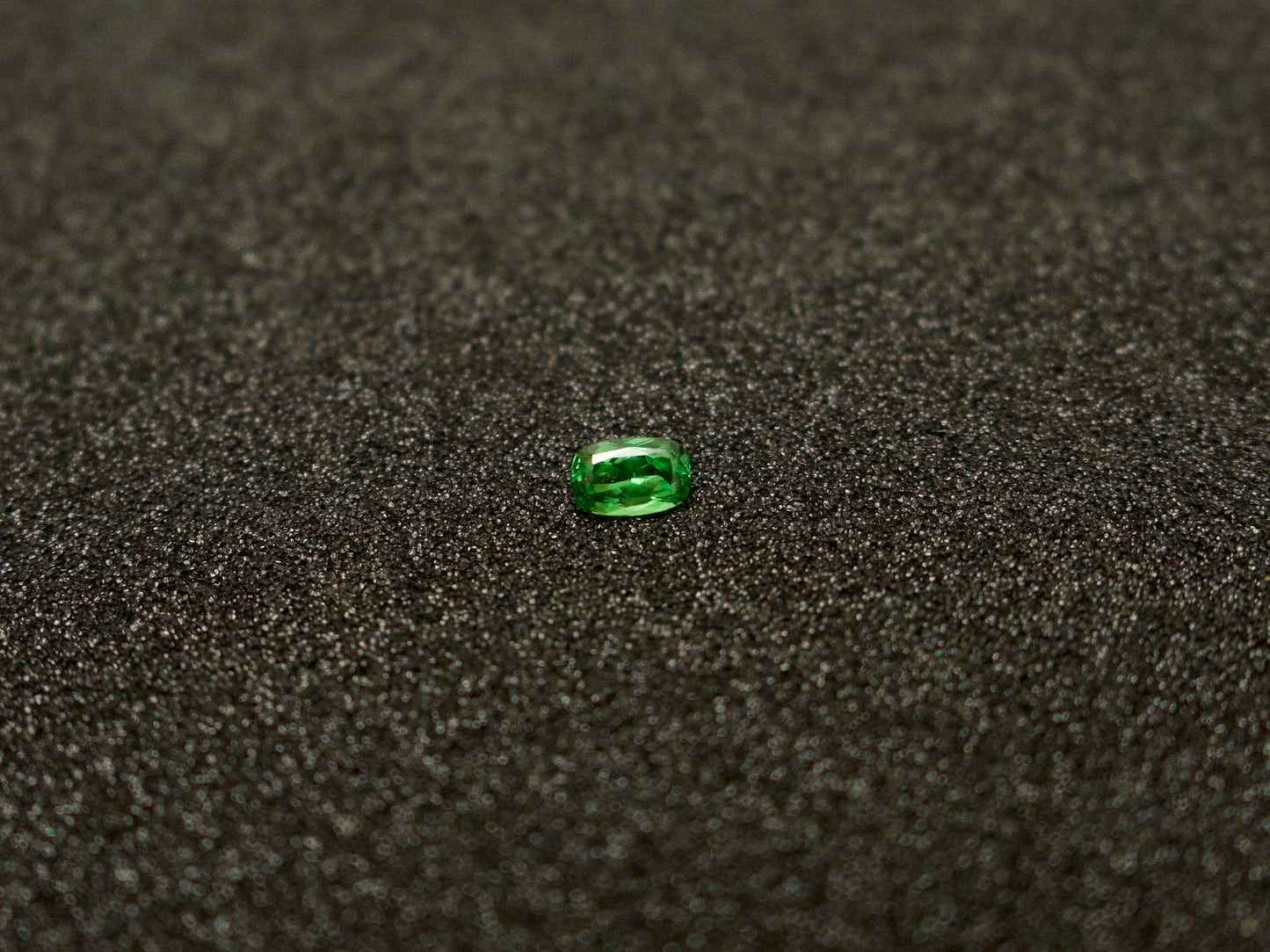 Tsavorite 9x5,8 oval 1,96 ct