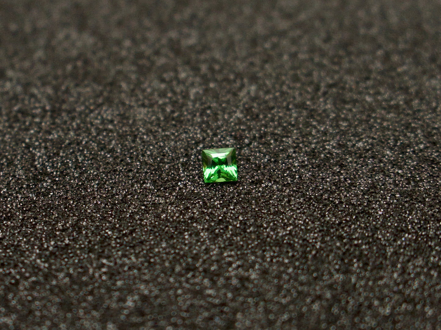Tsavorite 4,9x4,9 Quadrat 0,75 ct