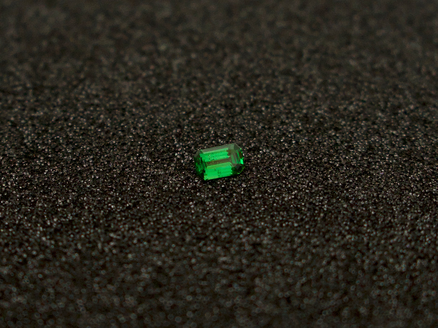 Tsavorite 7x4,4 emerald 0,85 ct