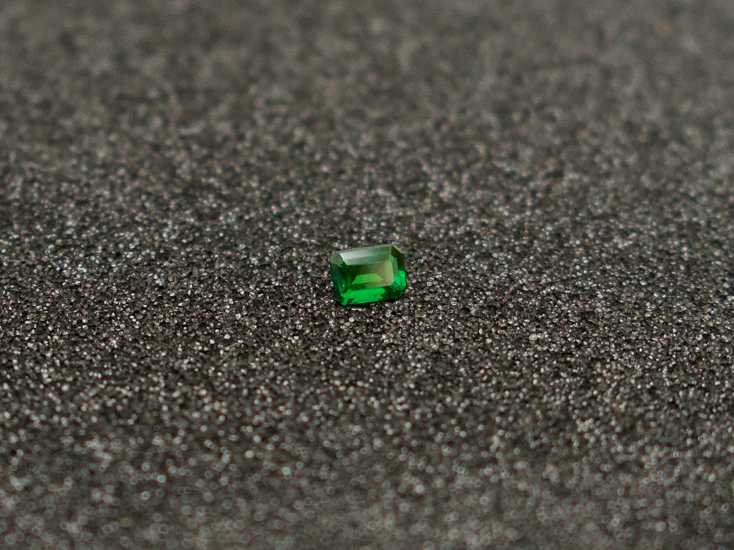 Tsavorite 6,1x4,5 Antik 0,87 ct