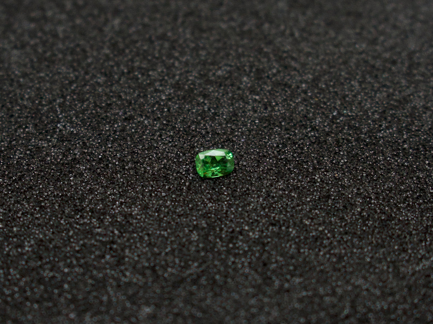 Tsavorite 5,8x4,2 Antik 0,56 ct