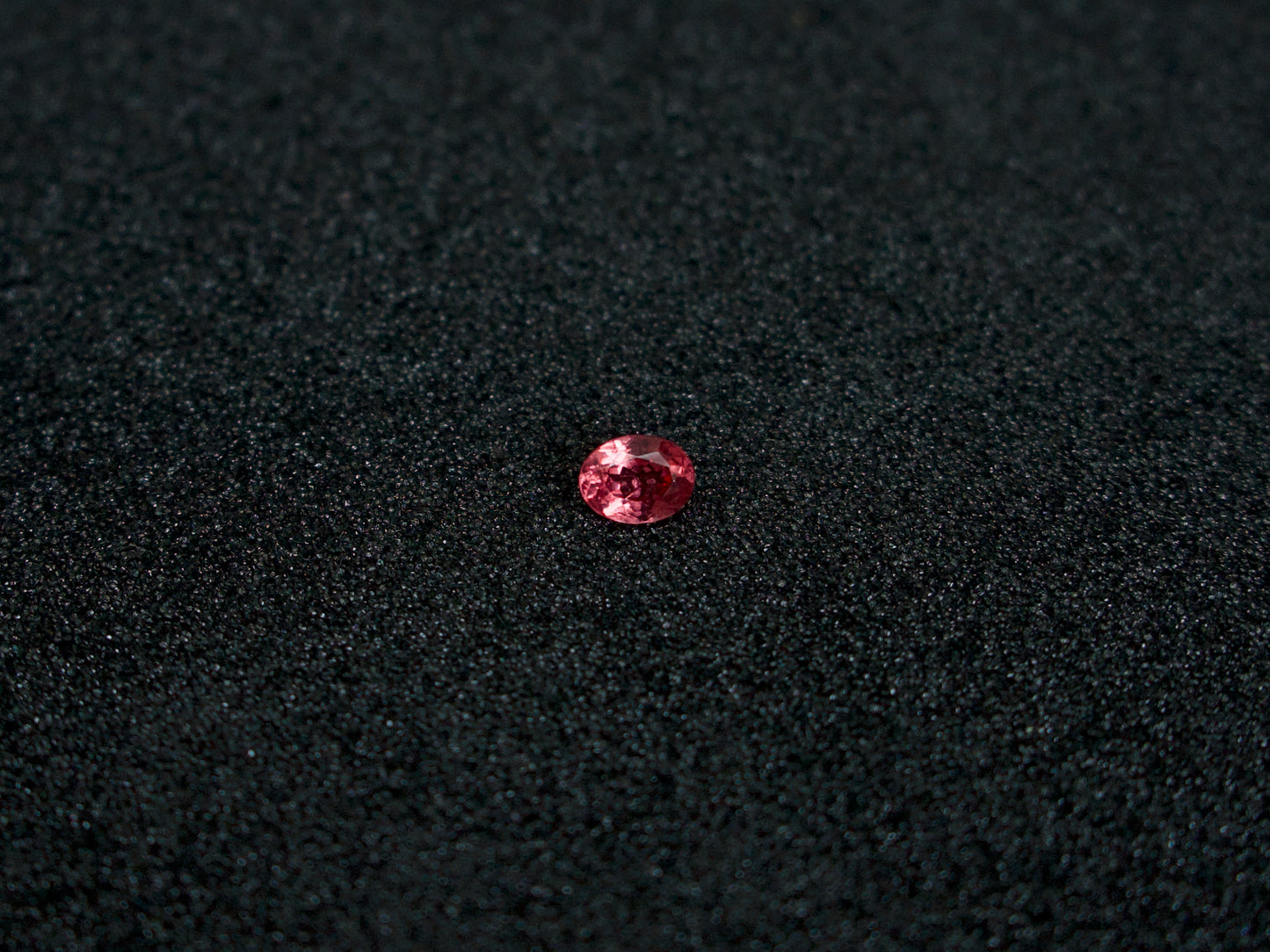 Spinell 7,4x5,7 Oval 1,26 ct