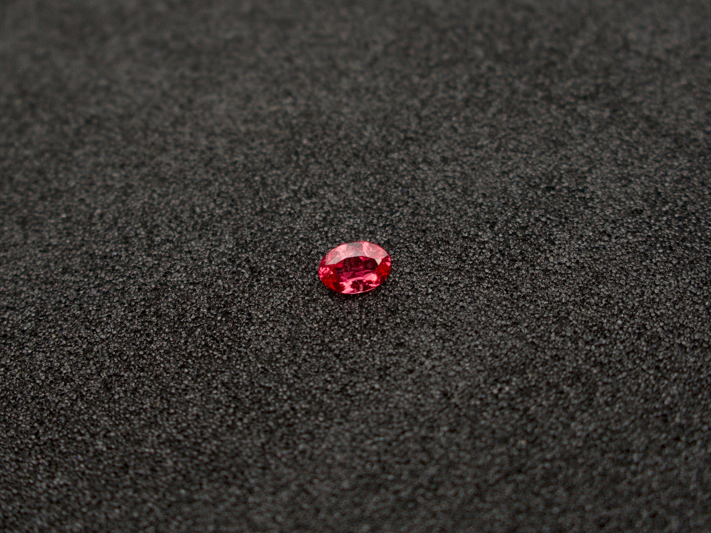 Spinell 8,7x6,1 Oval 1,60 ct