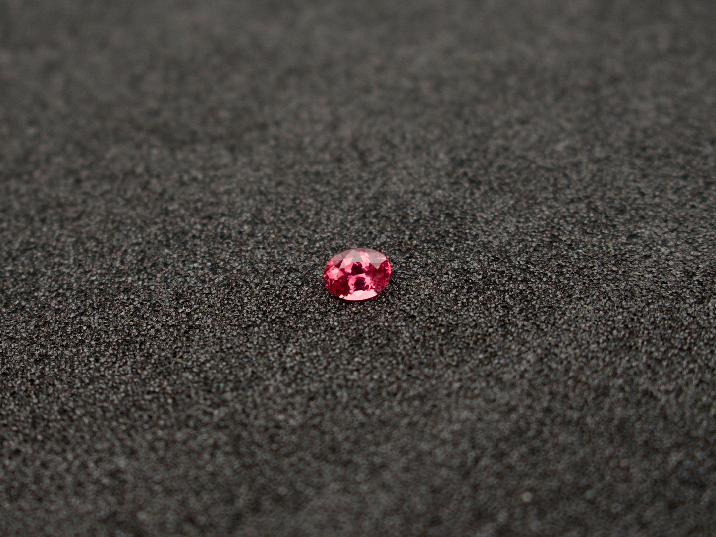 Spinell 7,5x5,7 Oval 1,33 ct