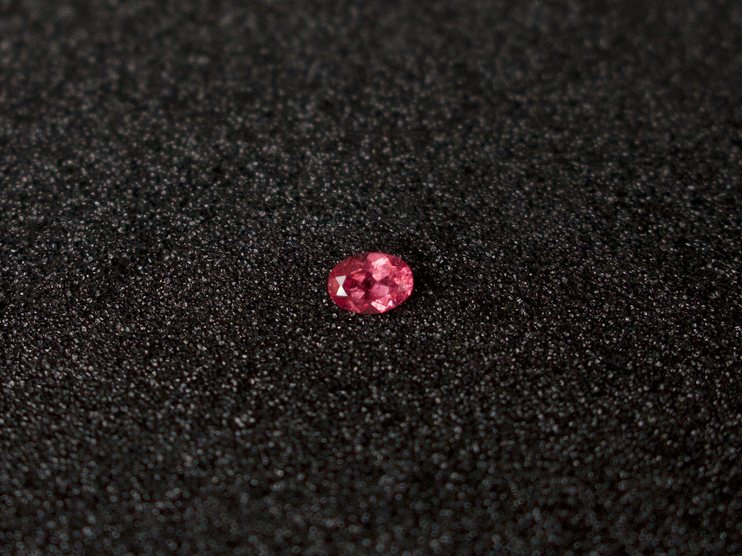 Spinell 6,9x5 Oval 0,93 ct