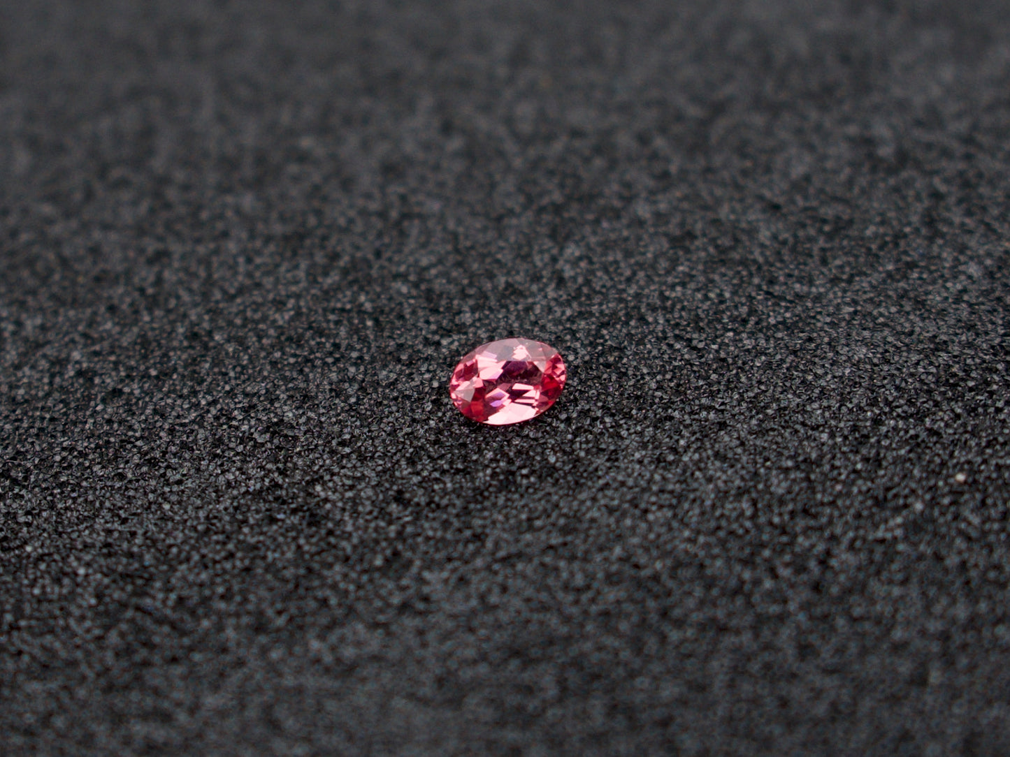 Spinell 7x5 Oval 0,91 ct